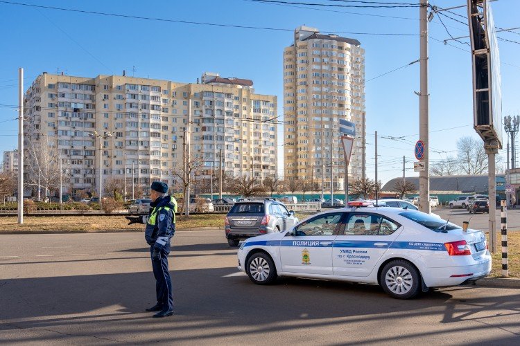 гаишник стоит у дороги