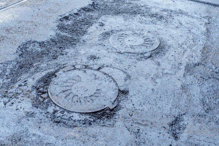 люк на дороге