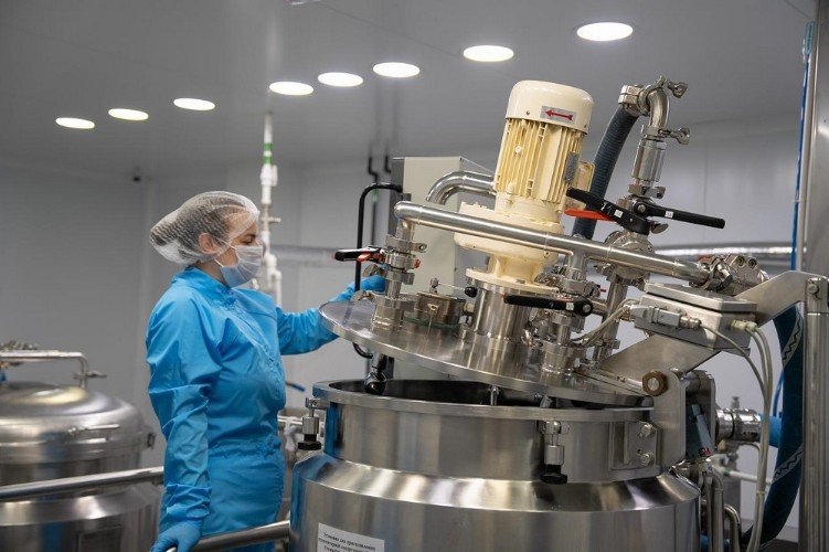 Женщина за работой на импортопроизводстве