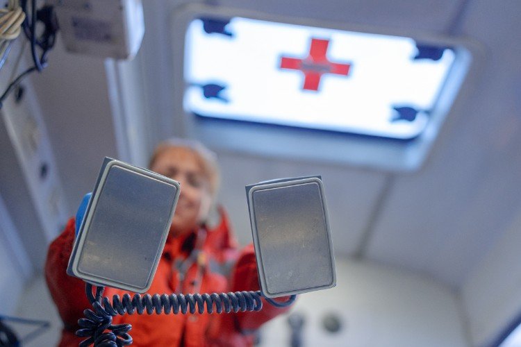 Врач с электрошоком