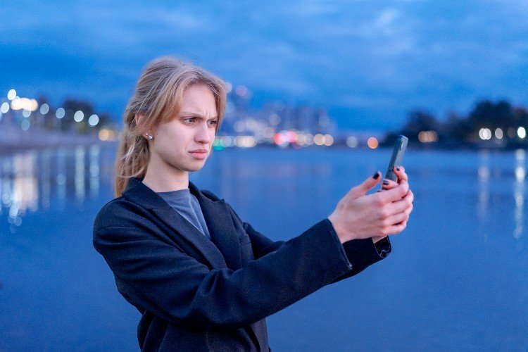 Девушка смотрит в смартфон