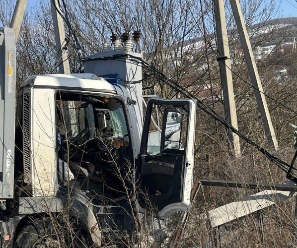 грузовик снес ЛЭП