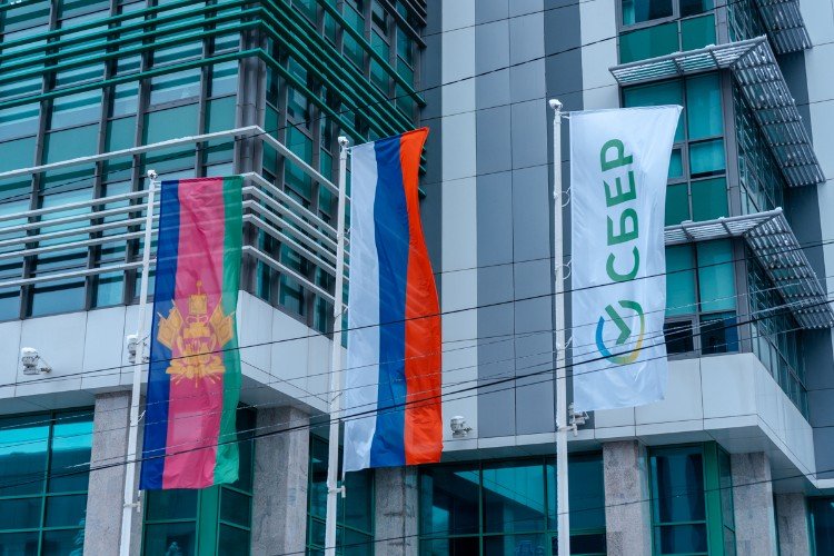 флаги Сбера, РФ и Кубани