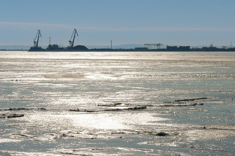 Порт вдалеке