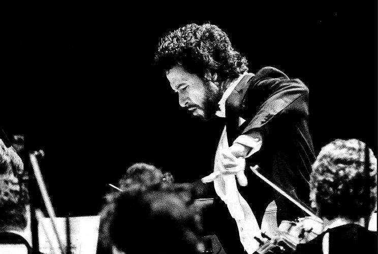 дирижер стоит