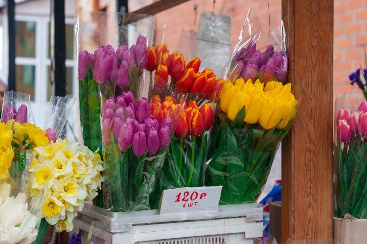 букеты стоят на прилавке