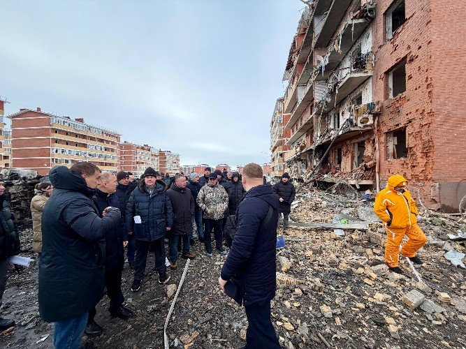 Марат Кумпилов осматривает место происшествия