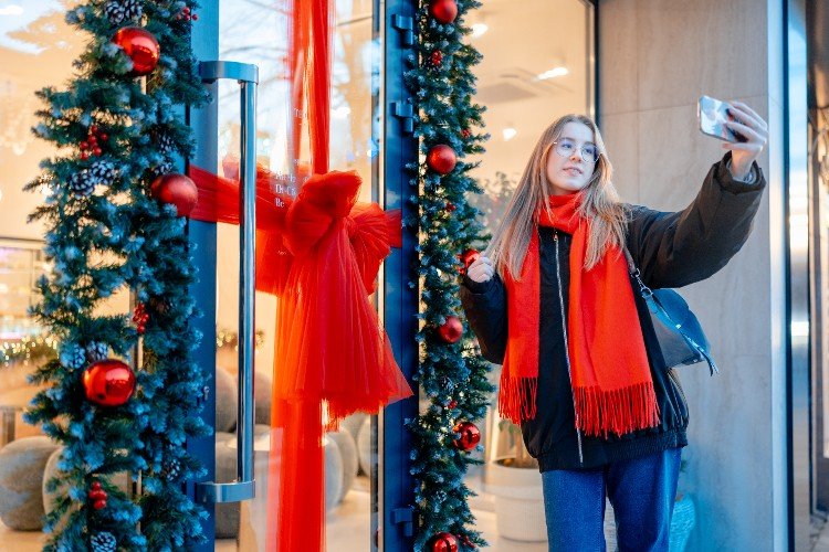 Девушка делает фото на фоне украшений