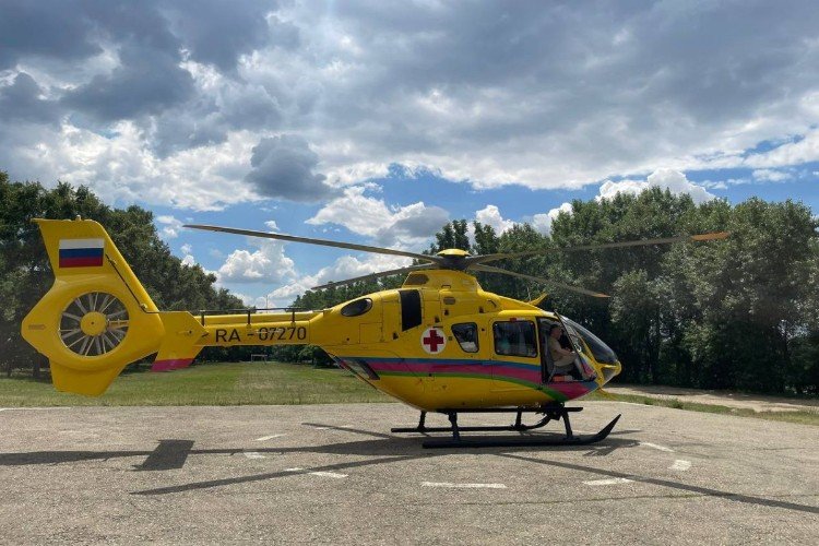 вертолет санавиации стоит на площадке