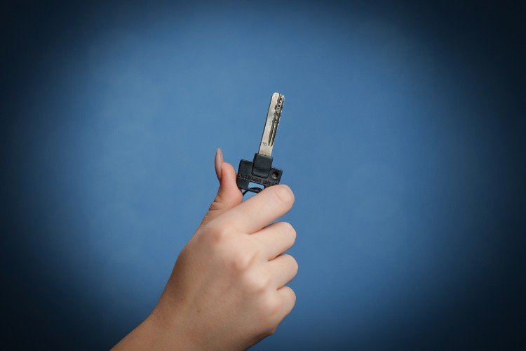 рука держит ключ