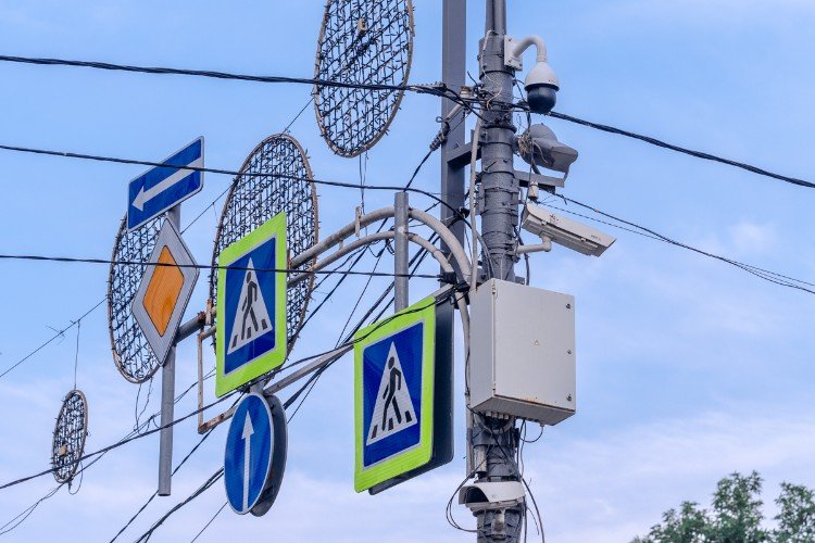 дорожные знаки висят на столбе