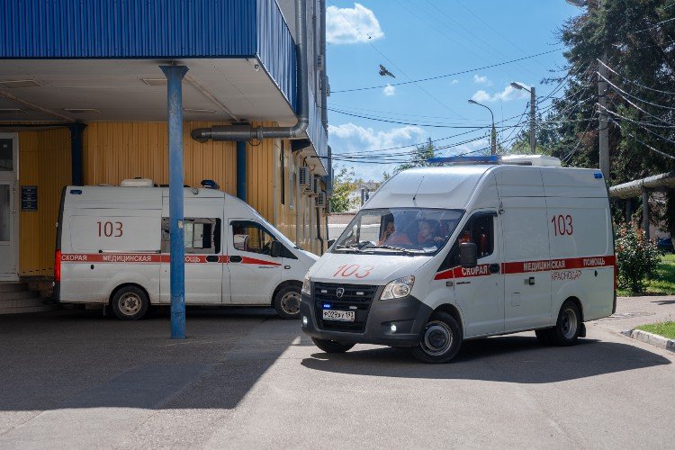 машины скорой помощи стоят у больницы
