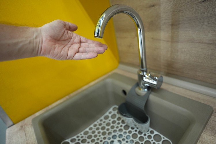 рука около крана