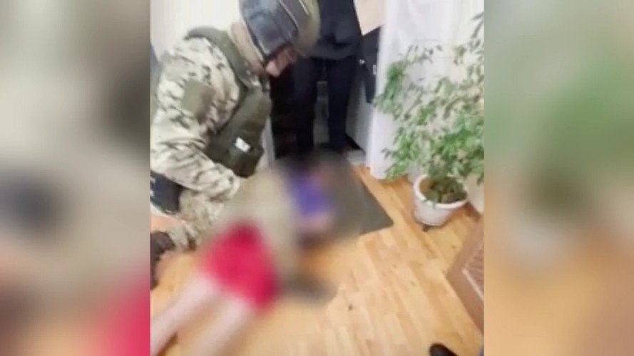 Лицом в пол уложили директора спортшколы в Славянске-на-Кубани