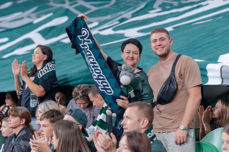 Зрители стоят на стадионе