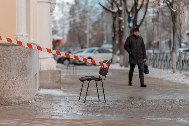 Мужчина идёт по льду