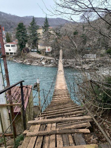 Дорога убитая, автобус отменили: школьники рискуют жизнью, добираясь на учебу по разрушенному мосту в Сочи