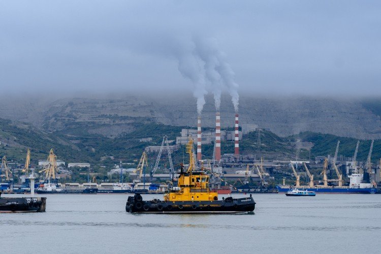 буксир идет по морю