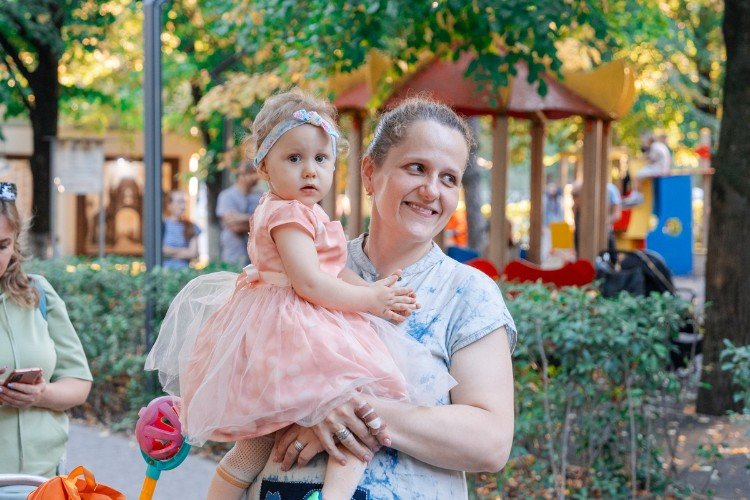 Ира Размахнина с дочерью на руках