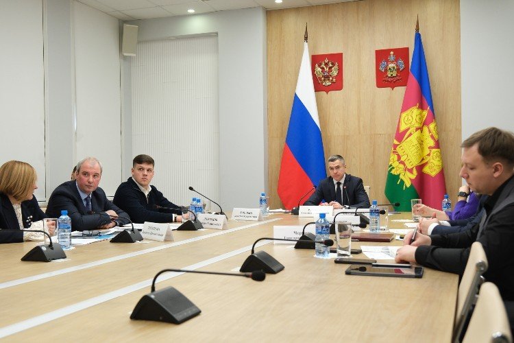 Александр Руппель проводит совещание