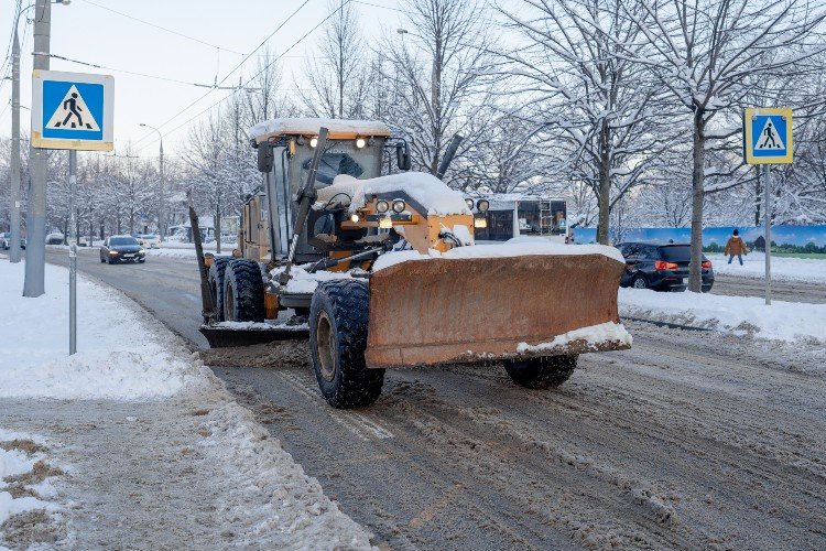 трактор едет по дороге