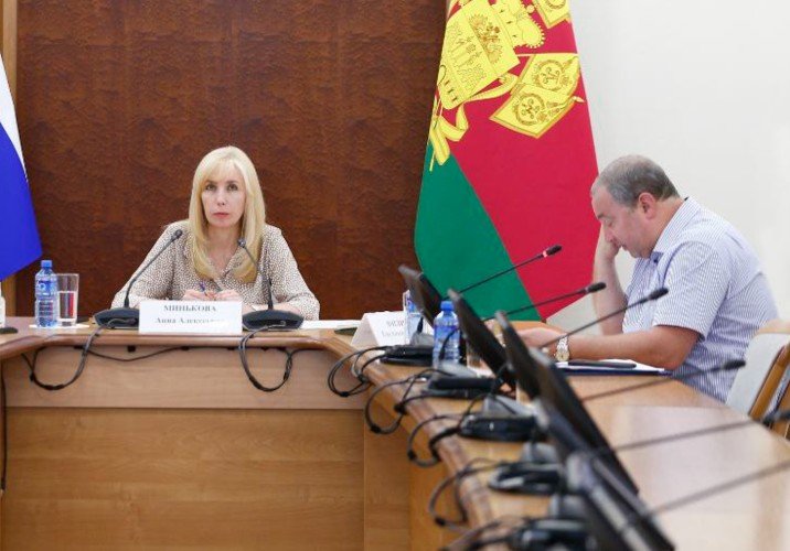 Министр здравоохранения Евгений Филиппов и замглавы Анна Минькова.