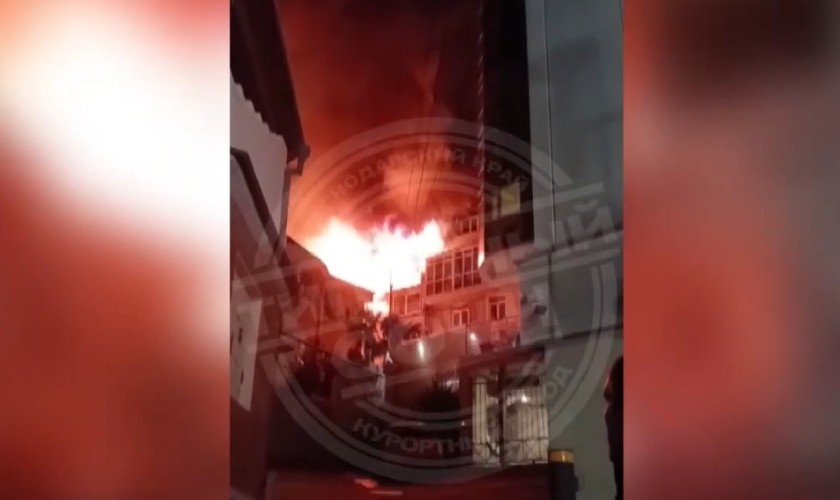 Двухэтажный особняк выгорел дотла в Сочи