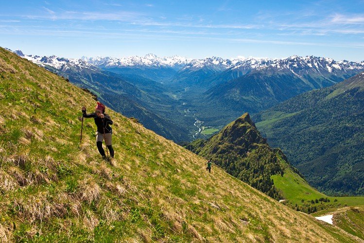 туристы поднимаются в гору
