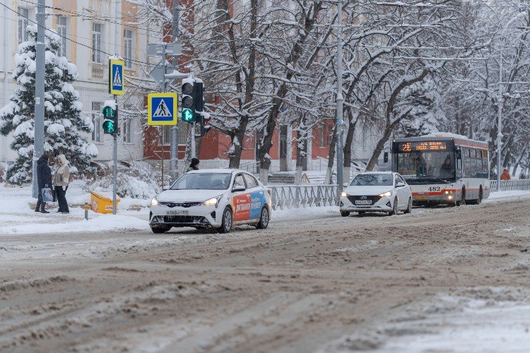 авто едут по заснеженной дороге