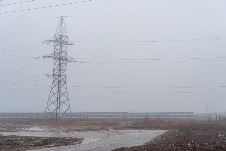 ЛЭП стоит в поле