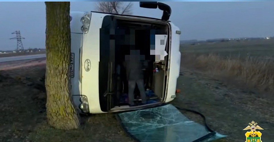 перевернутый автобус лежит в кювете