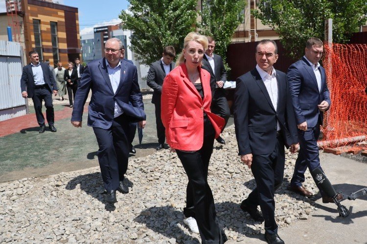 Кондратьев идёт с Миньковой и Филипповым