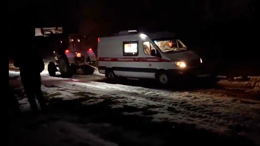 машину скорой тащит трактор