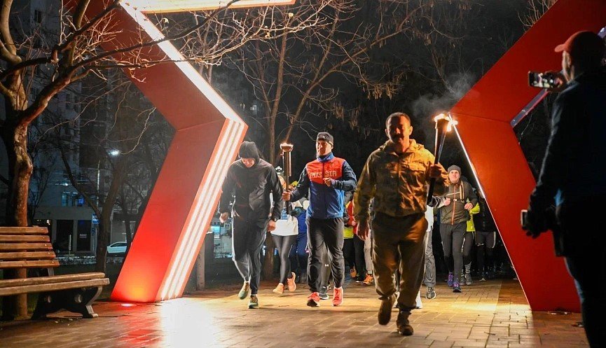 люди бегут по улице