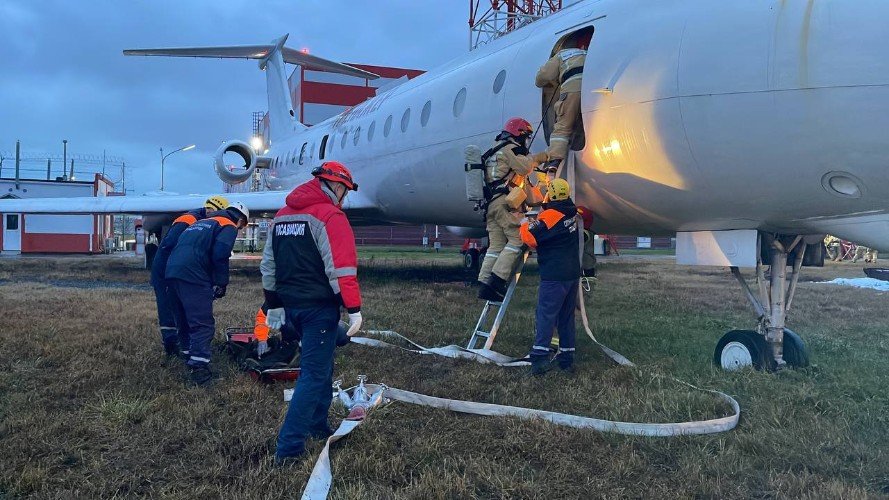 Спасение людей из горящего самолета: экстренные службы стянулись к аэропорту Сочи