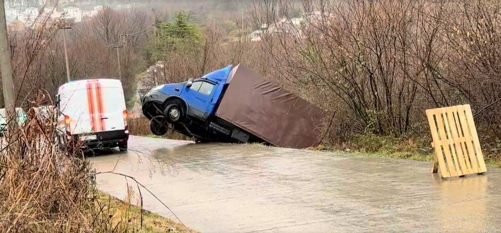 машина стоит в кювете