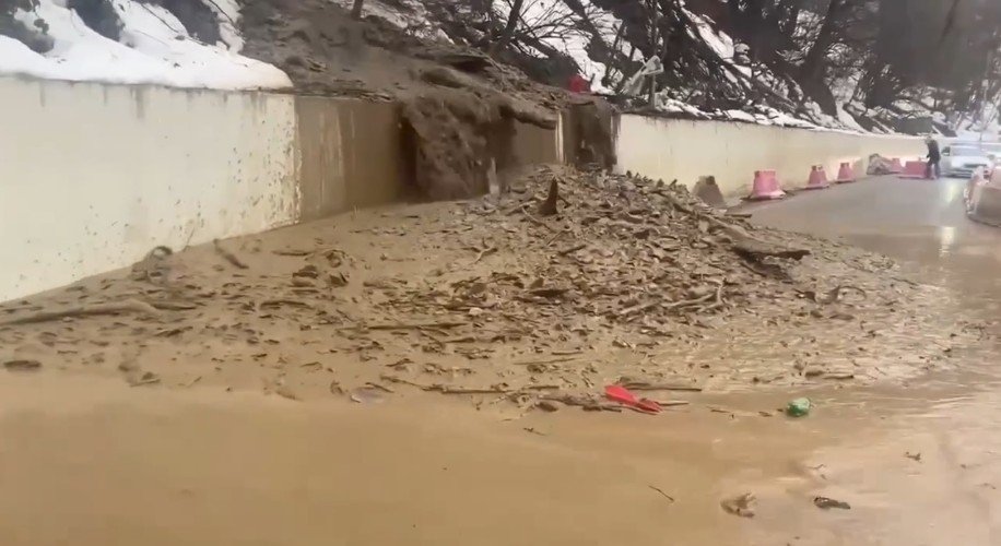 сель сошел на дорогу