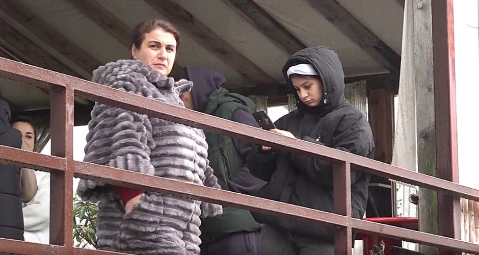 женщина с девочкой стоят на террасе