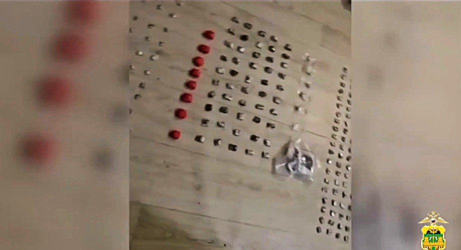 пакетики лежат на полу