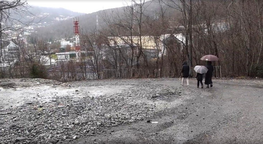 люди идут по дороге