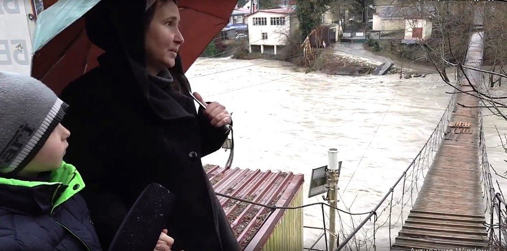 женщина с сыном стоят у моста