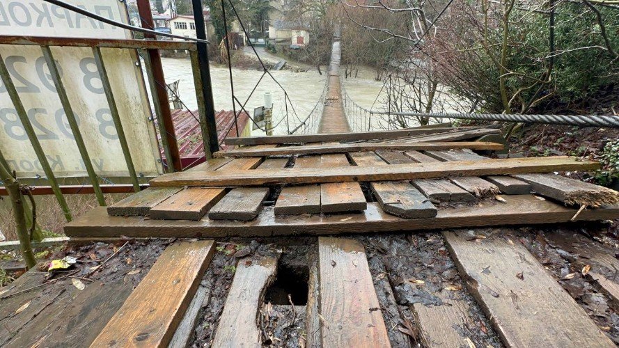 Часть моста через реку