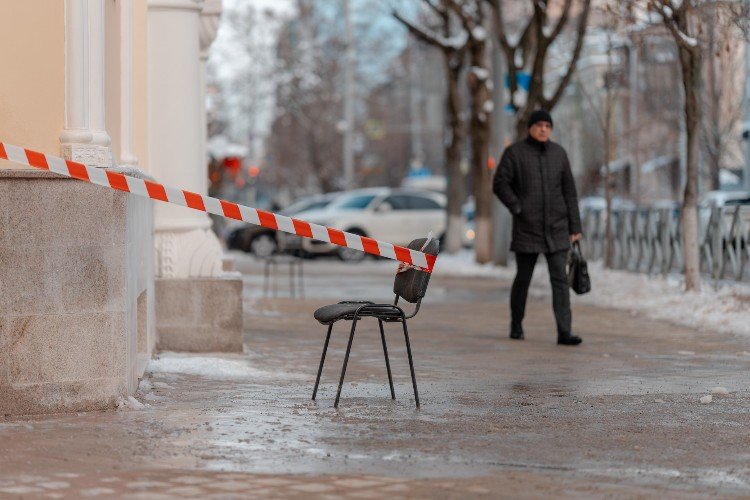 мужчина идет по улице