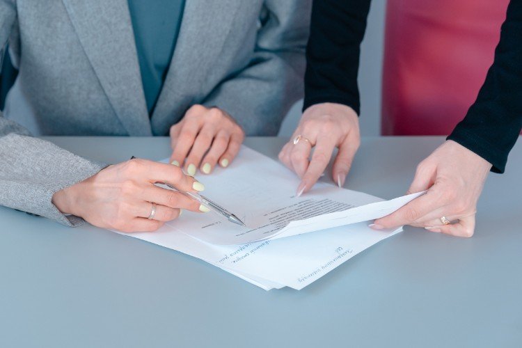 Женщины проверяют документы