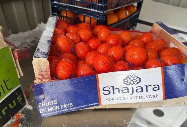 мандарины лежат в ящике