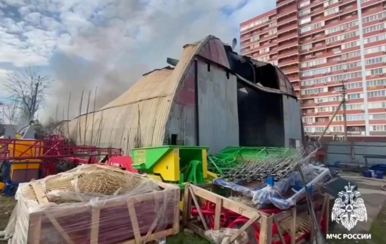 Более 50 человек тушат крупный пожар на западе Краснодара