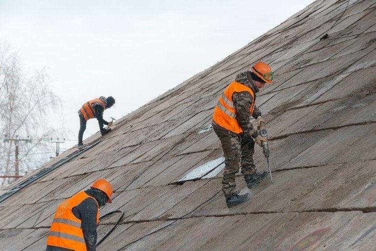 Дорожники укрепляют опоры Тургеневского моста