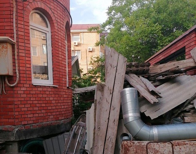 Дрова лежат во дворе