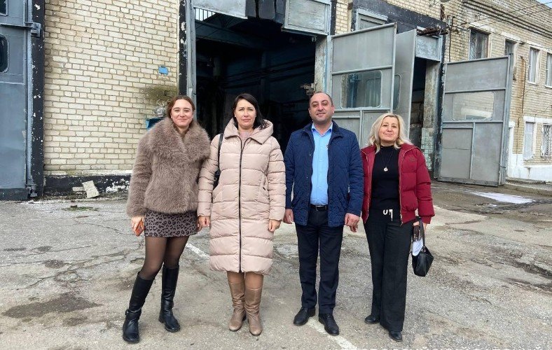 мужчина и женщина стоят на фоне гаража