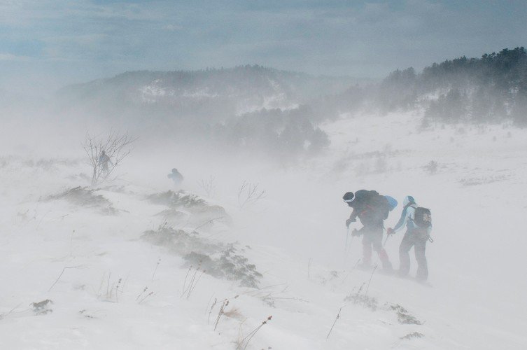 туристы идут в горах